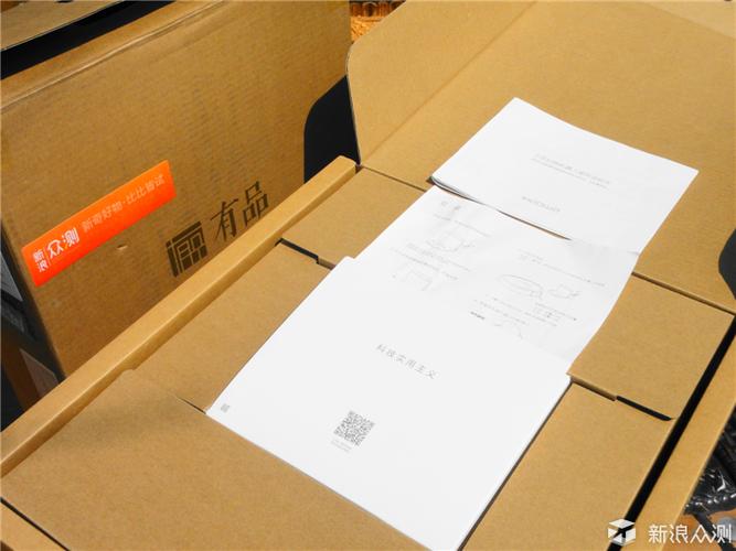 包装盒整体风格非常日系,正面印着产品的平面设计图以及小瓦的logo